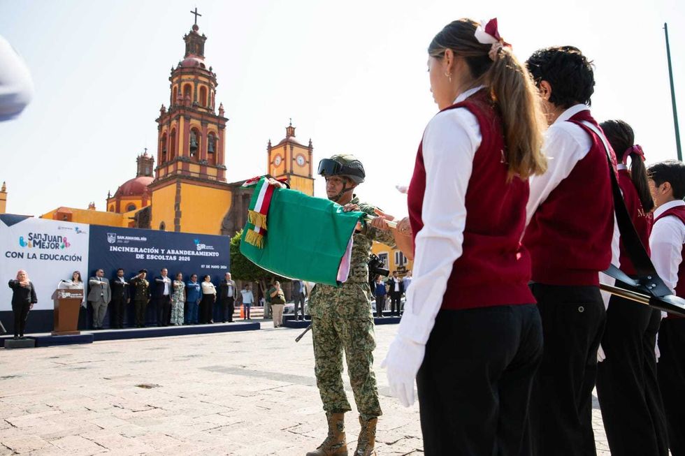 Estudiantes de escuelas primarias de San Juan del R\u00edo durante la ceremonia de abanderamiento de escoltas en Plaza Independencia, mayo 2026