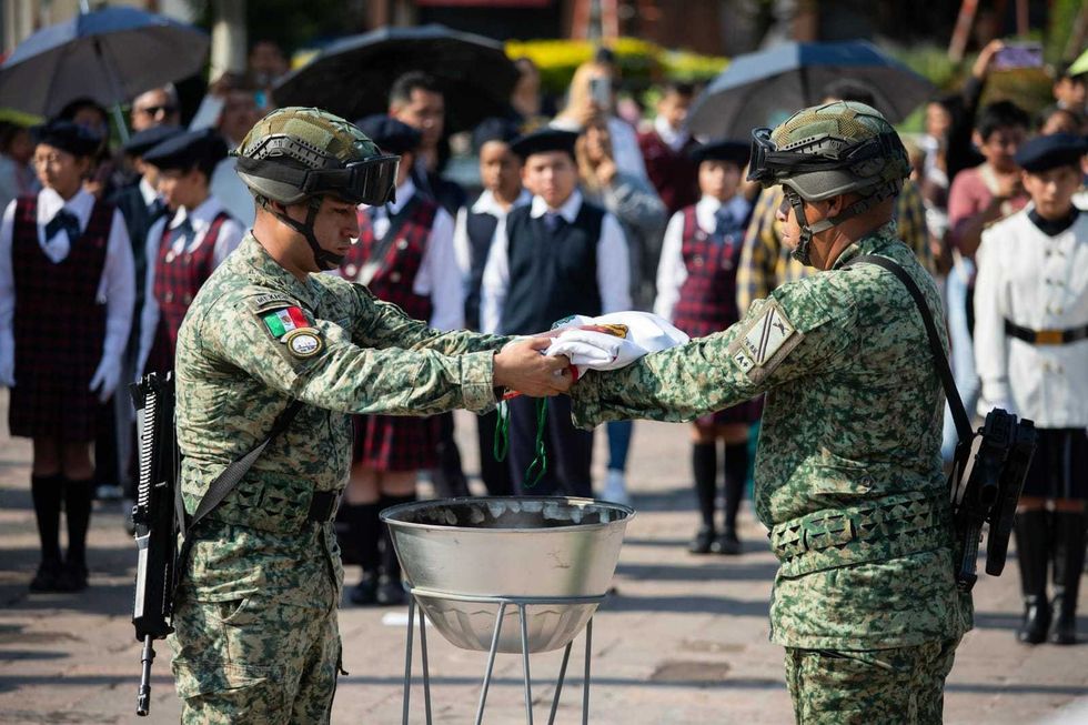 Estudiantes de escuelas primarias de San Juan del R\u00edo durante la ceremonia de abanderamiento de escoltas en Plaza Independencia, mayo 2026