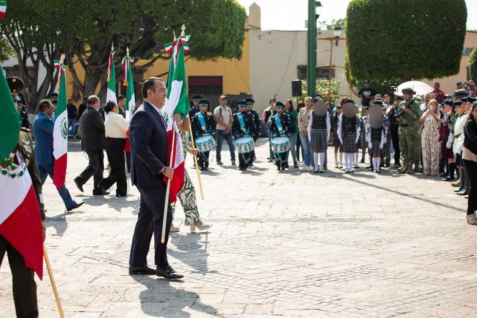 Estudiantes de escuelas primarias de San Juan del R\u00edo durante la ceremonia de abanderamiento de escoltas en Plaza Independencia, mayo 2026