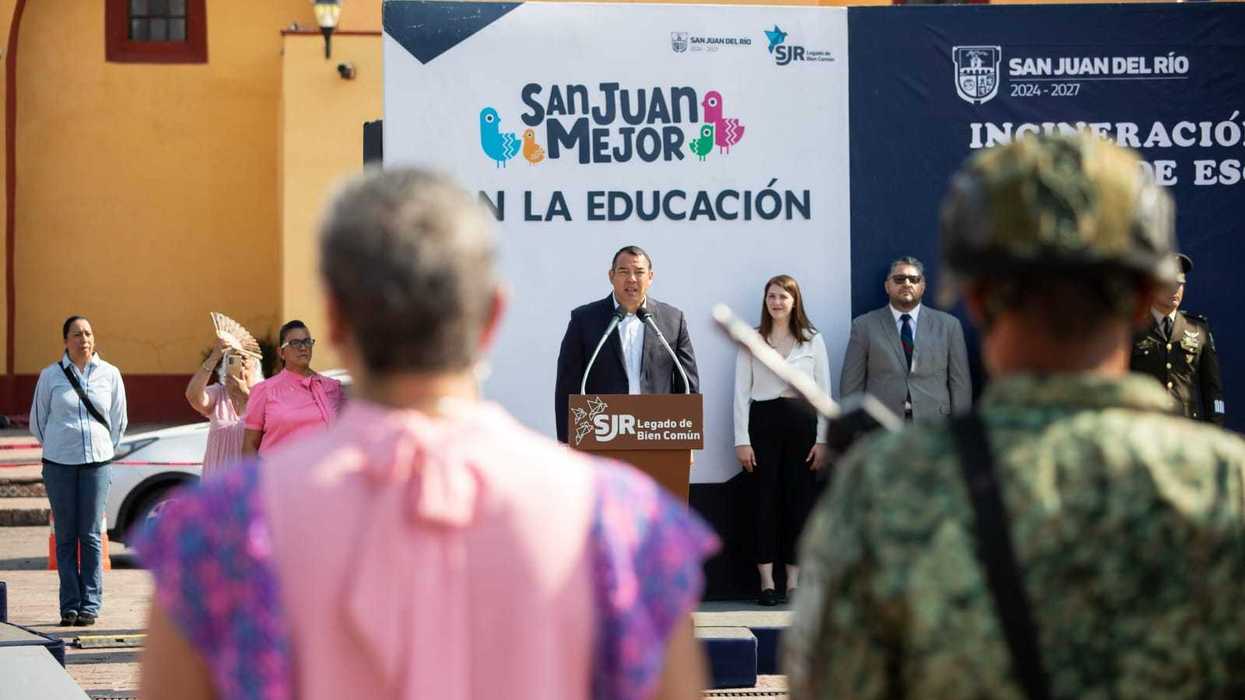 Estudiantes de escuelas primarias de San Juan del Río durante la ceremonia de abanderamiento de escoltas en Plaza Independencia, mayo 2026