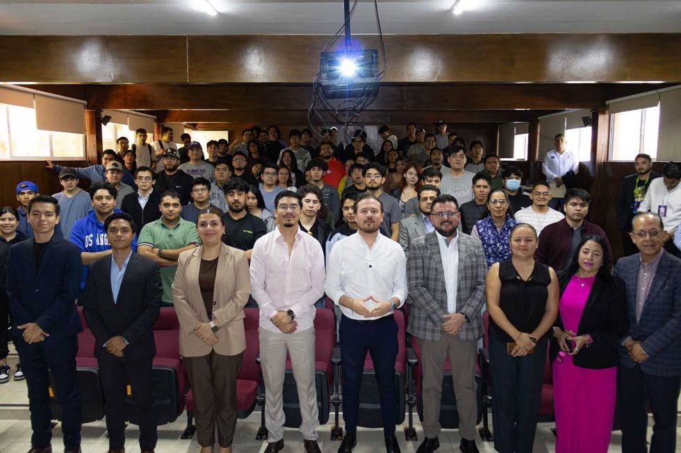 Estudiantes de ingenier\u00eda del Instituto Tecnol\u00f3gico de Quer\u00e9taro durante presentaci\u00f3n de cursos BLOQUE en Quer\u00e9taro