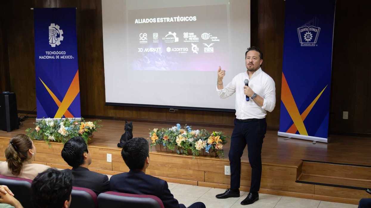 Estudiantes de ingeniería del Instituto Tecnológico de Querétaro durante presentación de cursos BLOQUE en Querétaro