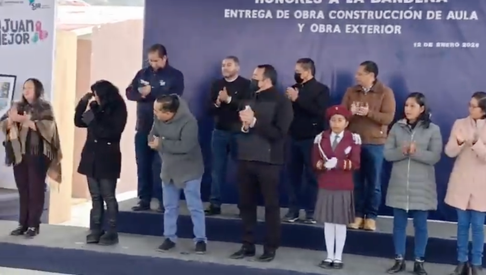 Estudiantes de la primaria Colosio Murrieta celebran entrega de aula reconstruida. El municipio proyecta m\u00e1s obras educativas para 2026.