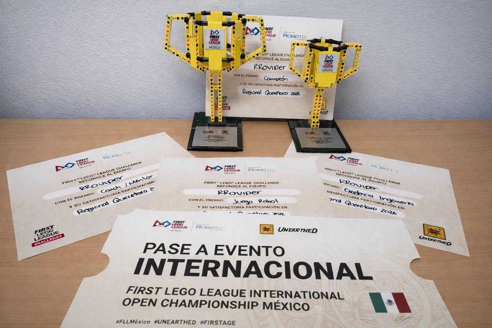 Estudiantes de la secundaria Roberto Ruiz Obreg\u00f3n de San Juan del R\u00edo con su prototipo de rob\u00f3tica First Lego League 2026