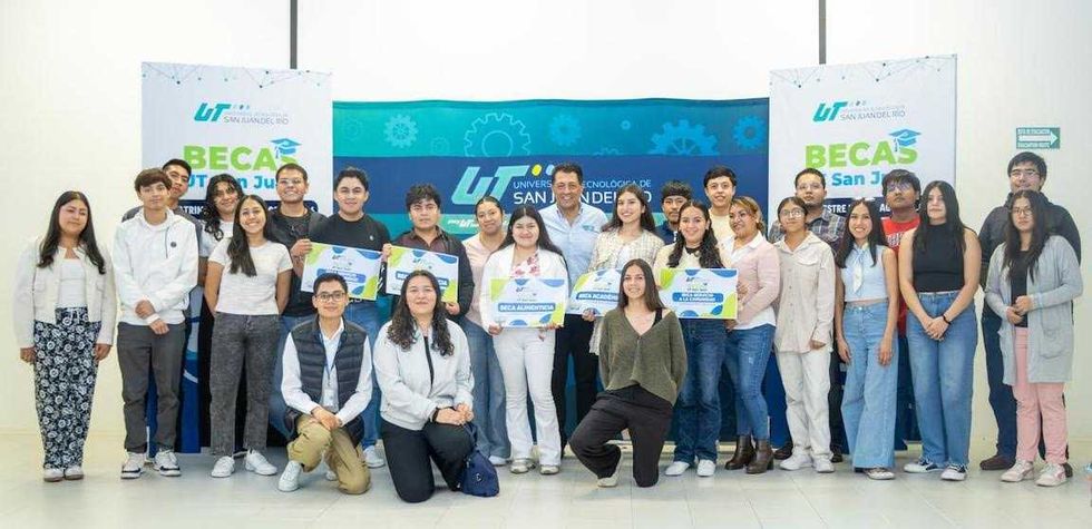 Estudiantes de la UT San Juan del R\u00edo reunidos en el campus durante la entrega de becas del cuatrimestre.