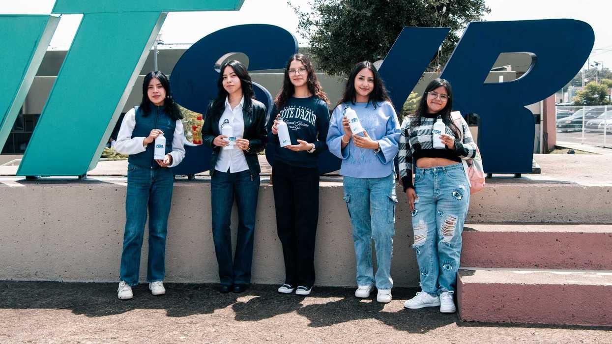 Estudiantes de la UT San Juan del Río posan frente al letrero de la universidad al inicio del ciclo escolar 2026-2027