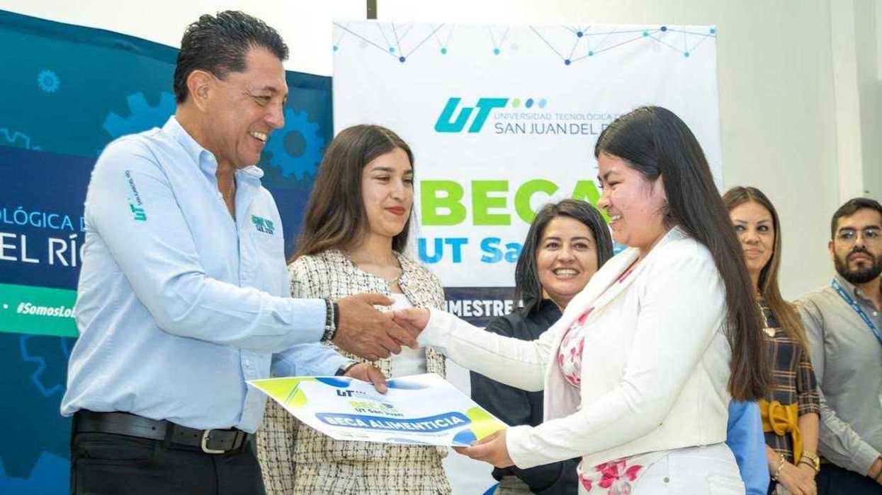 Estudiantes de la UT San Juan del Río reunidos en el campus durante la entrega de becas del cuatrimestre.