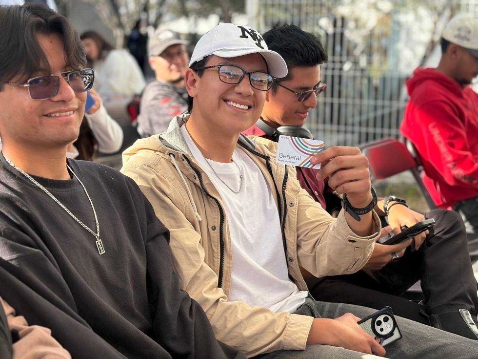 Estudiantes de Quer\u00e9taro tramitan Tarifa Unidos para pagar dos pesos por viaje en el sistema de transporte Qrobus