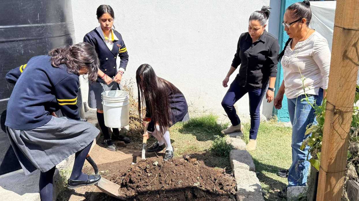 Estudiantes de secundaria Roberto Ruiz Obregón trabajan en huerto escolar con ecotecnias en San Juan del Río Querétaro