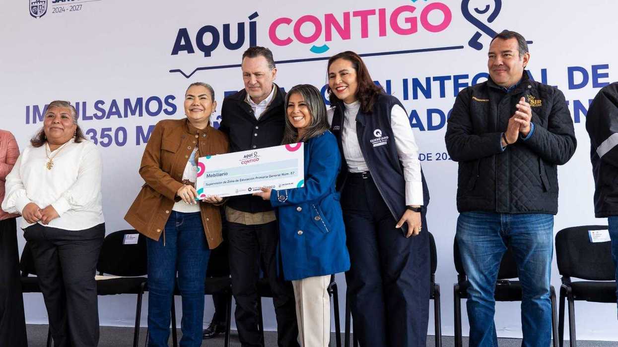 Estudiantes de telesecundaria en comunidad Loma Linda, San Juan del R\u00edo, donde el gobierno de Quer\u00e9taro construir\u00e1 un arcotecho con inversi\u00f3n de 6 millones de pesos