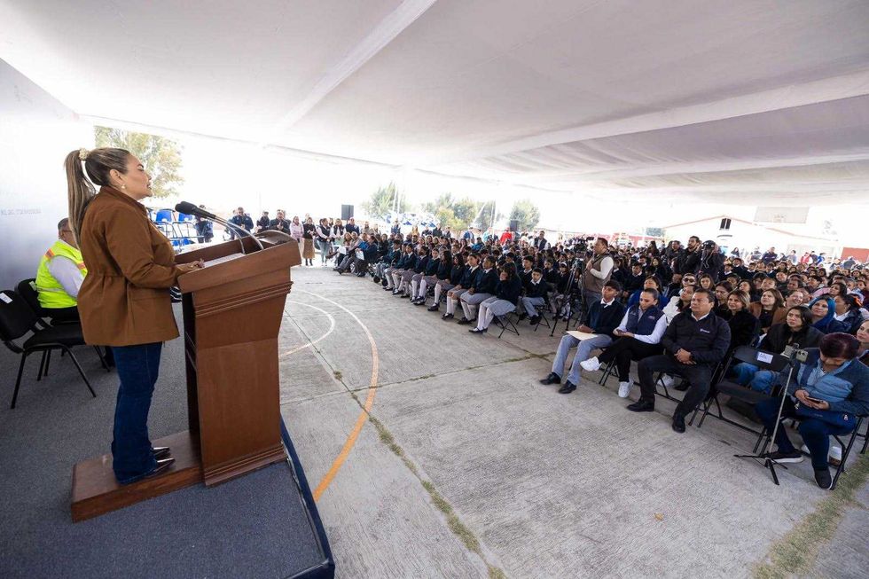 Estudiantes de telesecundaria en comunidad Loma Linda, San Juan del R\u00edo, donde el gobierno de Quer\u00e9taro construir\u00e1 un arcotecho con inversi\u00f3n de 6 millones de pesos