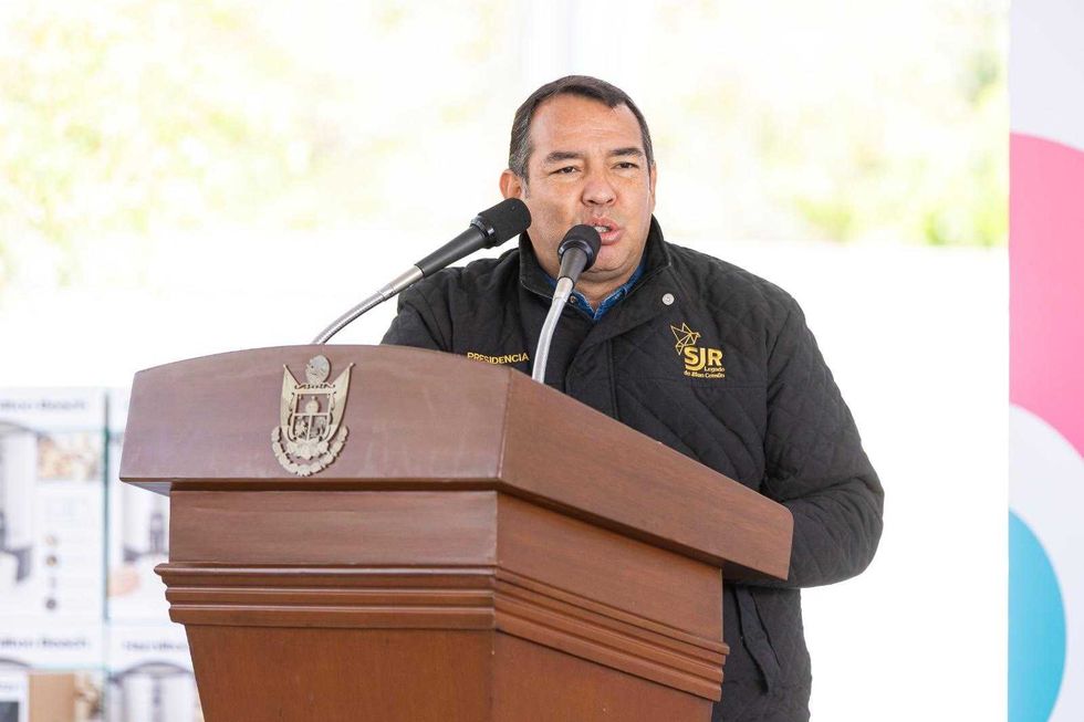 Estudiantes de telesecundaria en comunidad Loma Linda, San Juan del R\u00edo, donde el gobierno de Quer\u00e9taro construir\u00e1 un arcotecho con inversi\u00f3n de 6 millones de pesos