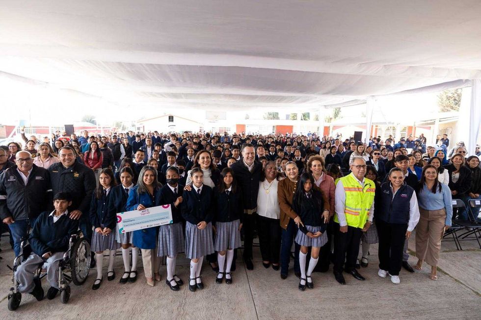 Estudiantes de telesecundaria en comunidad Loma Linda, San Juan del R\u00edo, donde el gobierno de Quer\u00e9taro construir\u00e1 un arcotecho con inversi\u00f3n de 6 millones de pesos