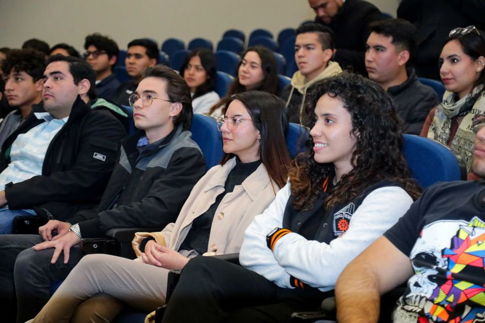 Estudiantes de UAQ e ITQ durante recorrido por el Complejo de Seguridad Rhino en Quer\u00e9taro con autoridades estatales