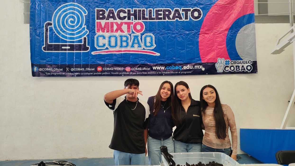 Estudiantes del Bachillerato Mixto COBAQ posan junto a una maqueta de ciudad sustentable en COBAQ MIX 2026