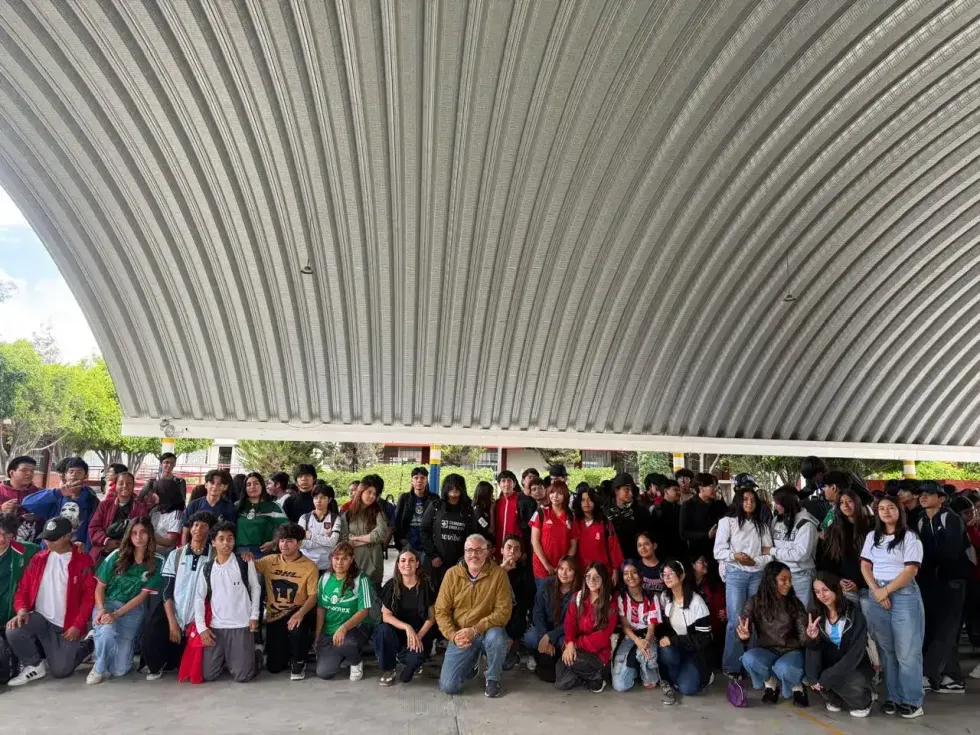 Estudiantes del COBAQ posan con sarapes tricolor junto a personal de Turismo Municipal