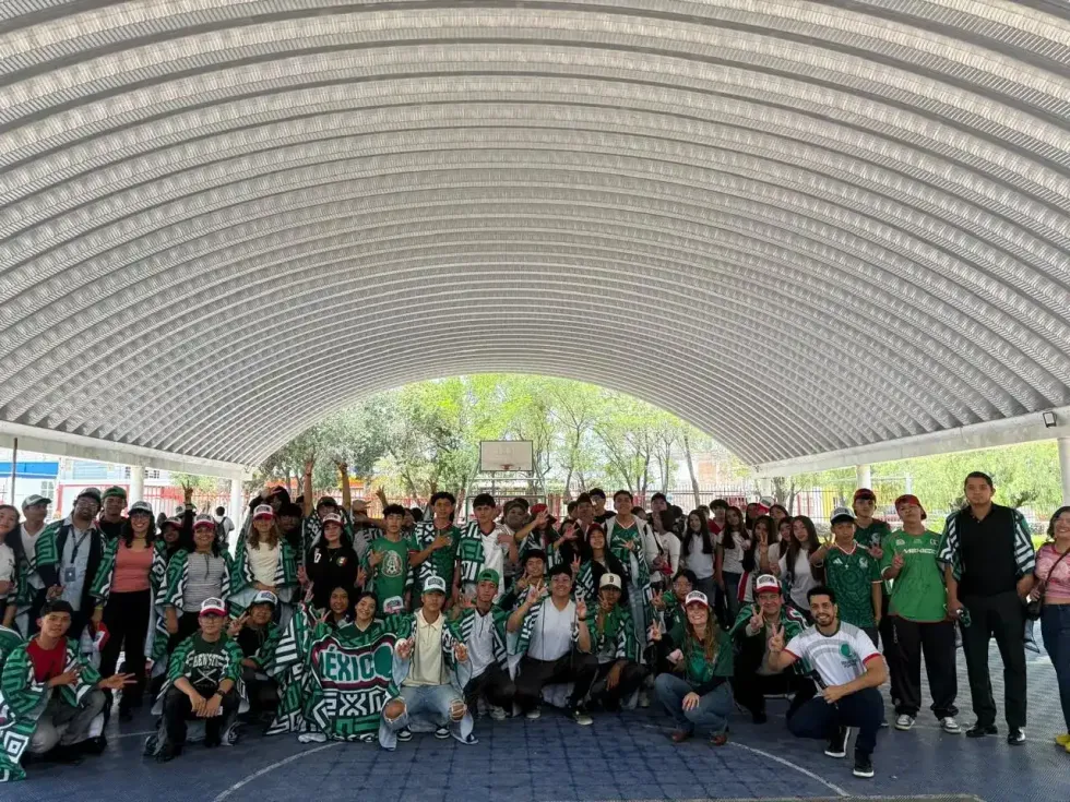 Estudiantes del COBAQ posan con sarapes tricolor junto a personal de Turismo Municipal
