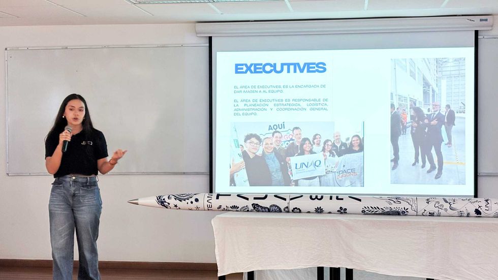 Estudiantes del equipo Space Dragons de la UNAQ junto al cohete experimental Talavera durante pruebas de coheter\u00eda en Quer\u00e9taro.