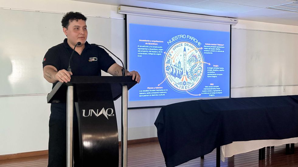 Estudiantes del equipo Space Dragons de la UNAQ junto al cohete experimental Talavera durante pruebas de coheter\u00eda en Quer\u00e9taro.