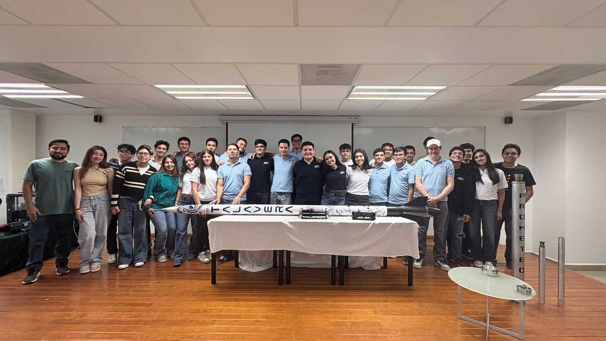 Estudiantes del equipo Space Dragons de la UNAQ junto al cohete experimental Talavera durante pruebas de cohetería en Querétaro.