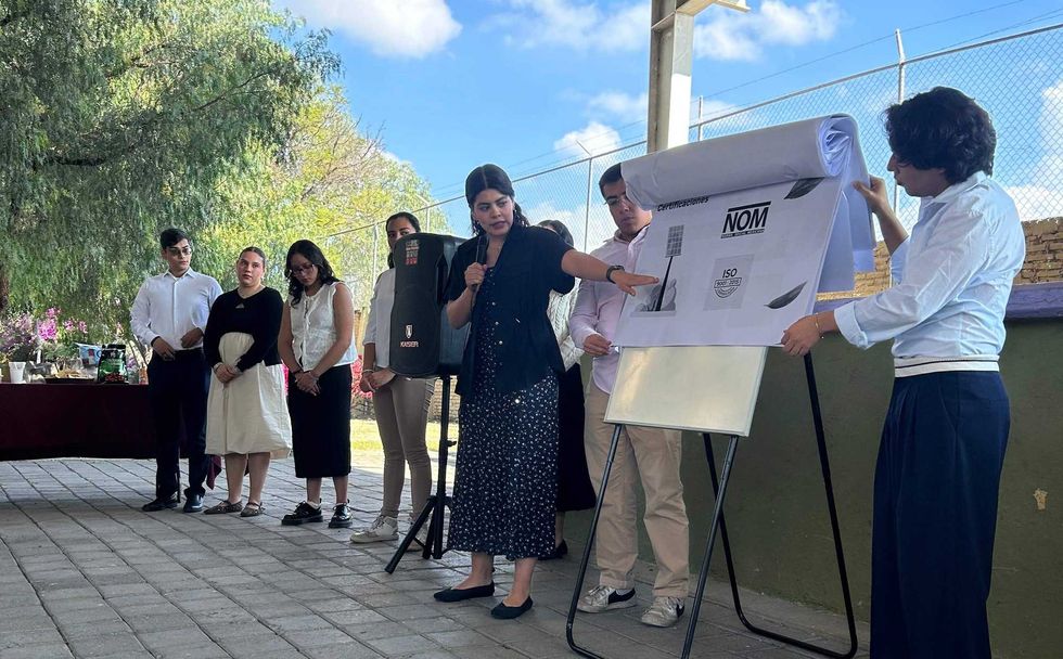 Estudiantes del Tec de Monterrey presentan proyecto de energía renovable en Parque Alcanfores Querétaro ante autoridades municipales.