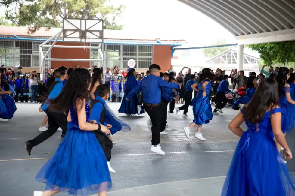 Estudiantes presentan bailable durante graduaci\u00f3n de primaria Benito Ju\u00e1rez