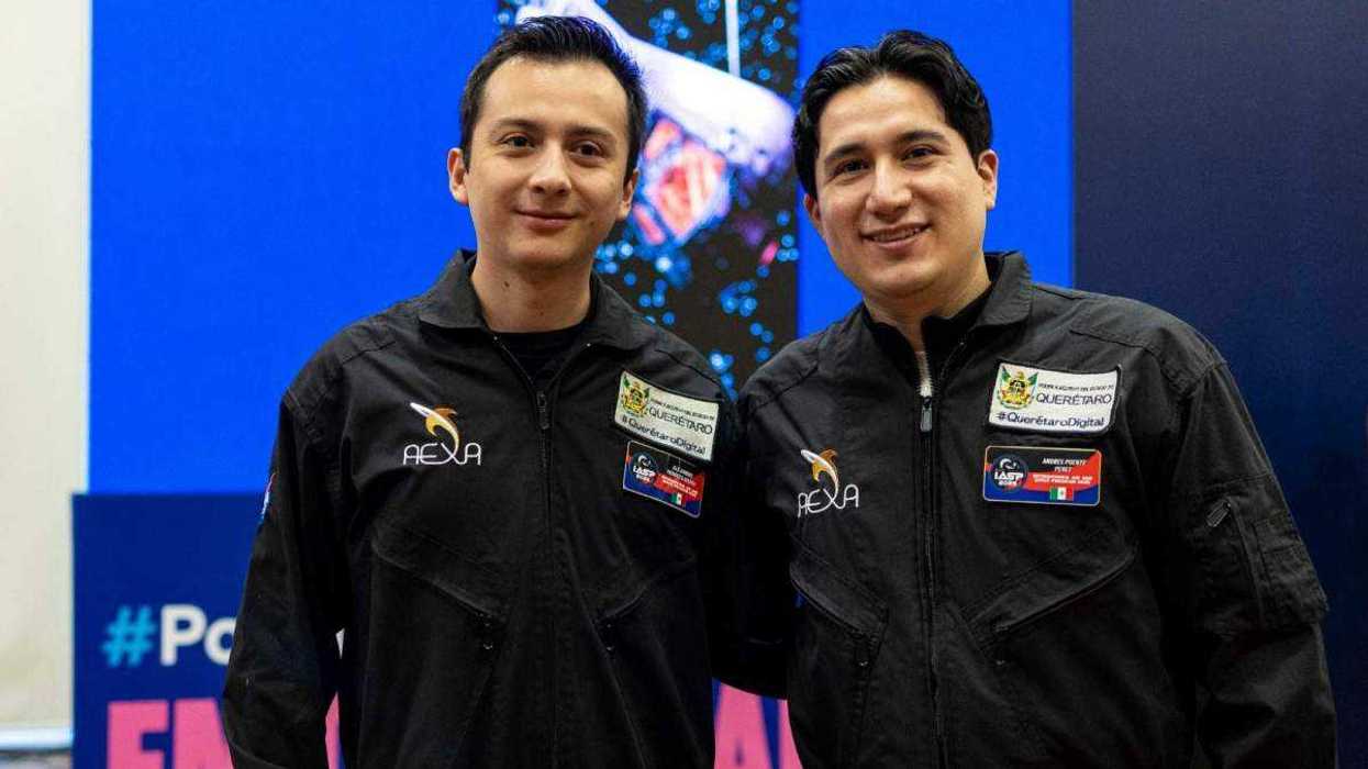 Estudiantes queretanos desarrollan IA emocional, traje inteligente y robot anti-radiación en programa espacial internacional en Houston, Texas.