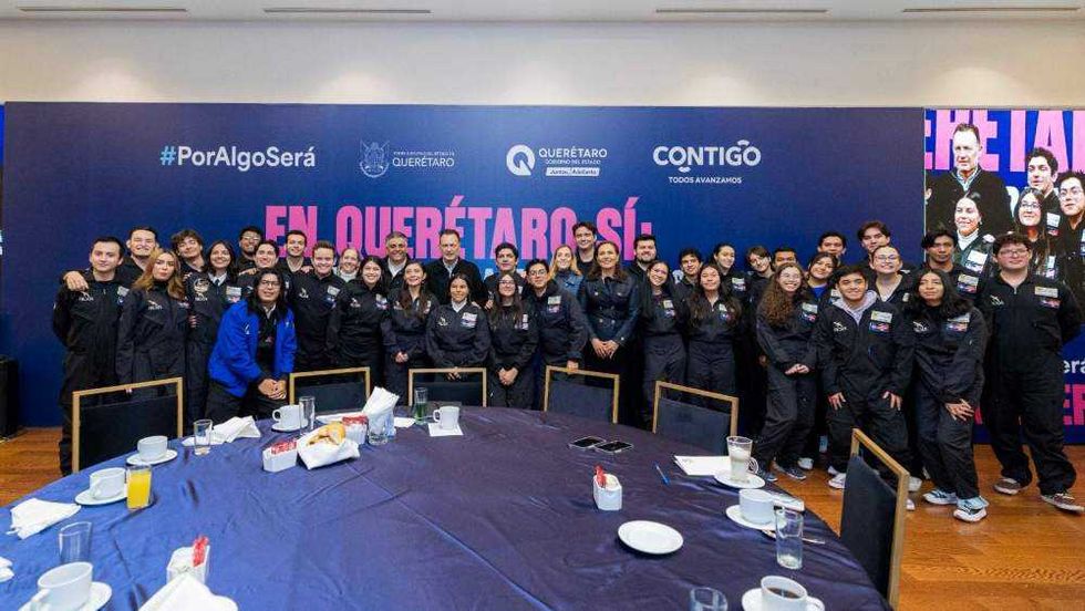 Estudiantes queretanos desarrollan IA emocional, traje inteligente y robot anti-radiación en programa espacial internacional en Houston, Texas.