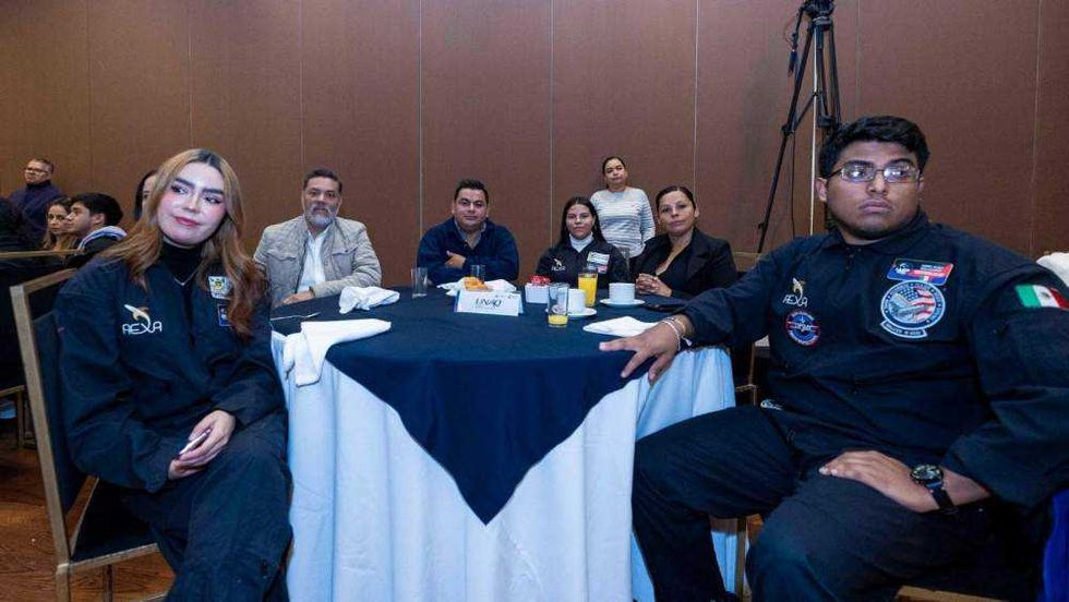 Estudiantes queretanos desarrollan IA emocional, traje inteligente y robot anti-radiación en programa espacial internacional en Houston, Texas.