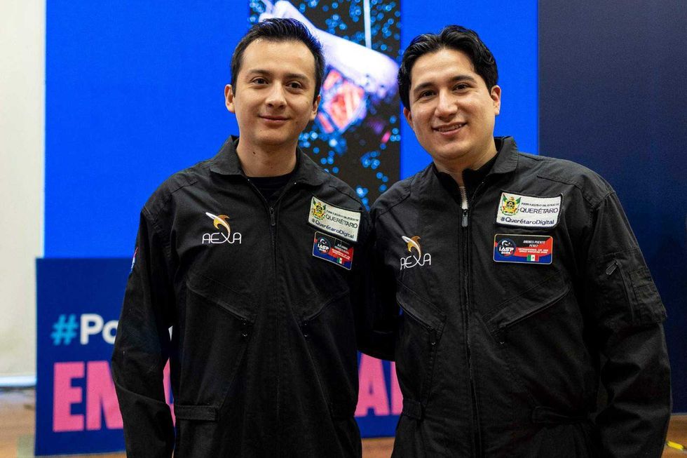 Estudiantes queretanos desarrollan IA emocional, traje inteligente y robot anti-radiación en programa espacial internacional en Houston, Texas.