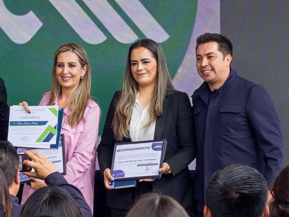 Estudiantes universitarios participan en el Summit Empresarial y Feria de Empleo organizados por Corregidora.