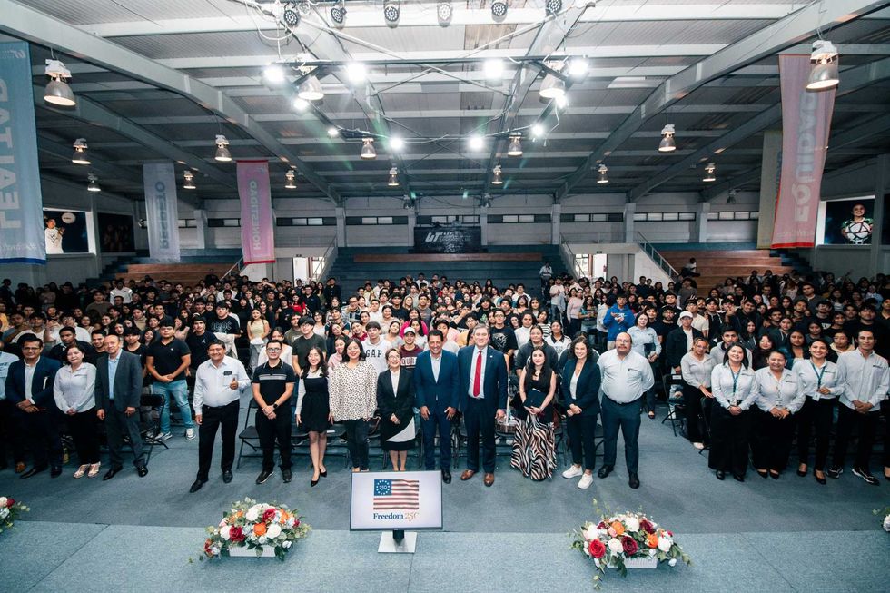 Estudiantes y autoridades de la UT San Juan del R\u00edo durante el encuentro con la Embajada de Estados Unidos