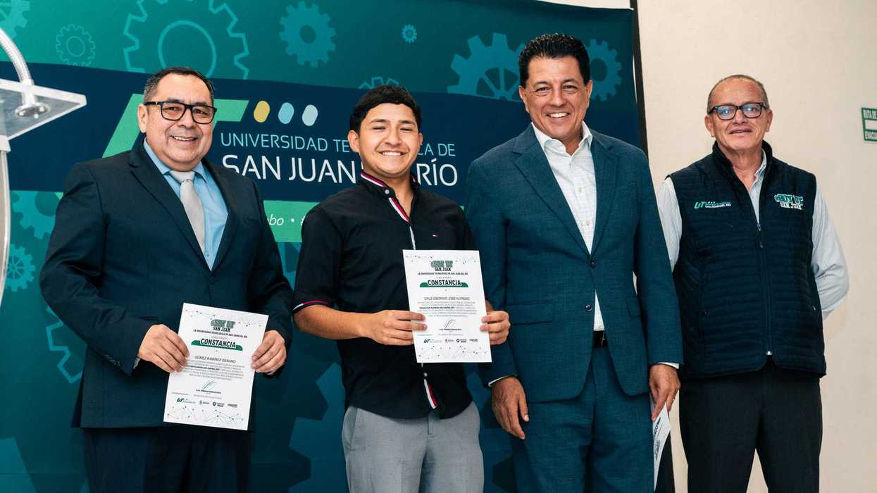 Estudiantes y autoridades de la UT San Juan del Río posan con constancias de certificación en SAP