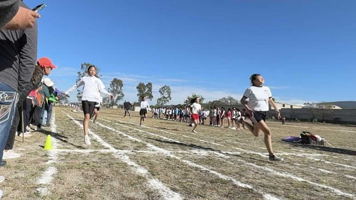 Evelyn Nieves Ayala cruza la meta en primer lugar en la prueba de 75 metros libres durante los Juegos Deportivos Nacionales Escolares en Nopala de Villagrán, Hidalgo