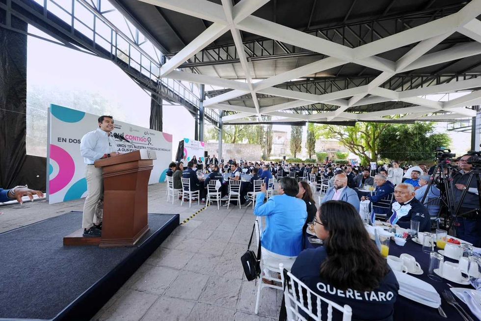 Evento del Municipio de Quer\u00e9taro con autoridades y deportistas reunidos durante un acto p\u00fablico.