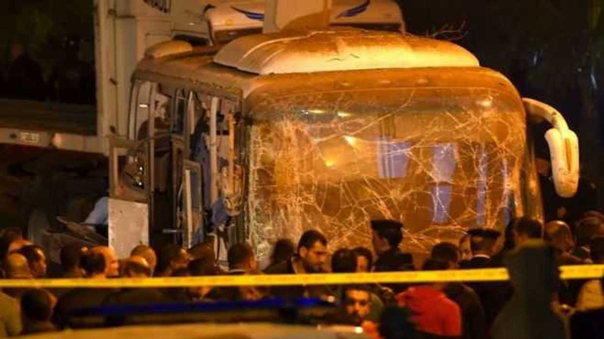 explosion-de-autobus-cerca-de-piramides-de-giza-deja-17-heridos