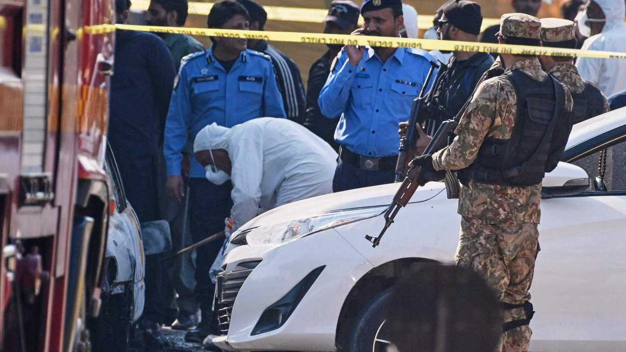 Explosión frente a un tribunal en Islamabad deja múltiples víctimas. AP.