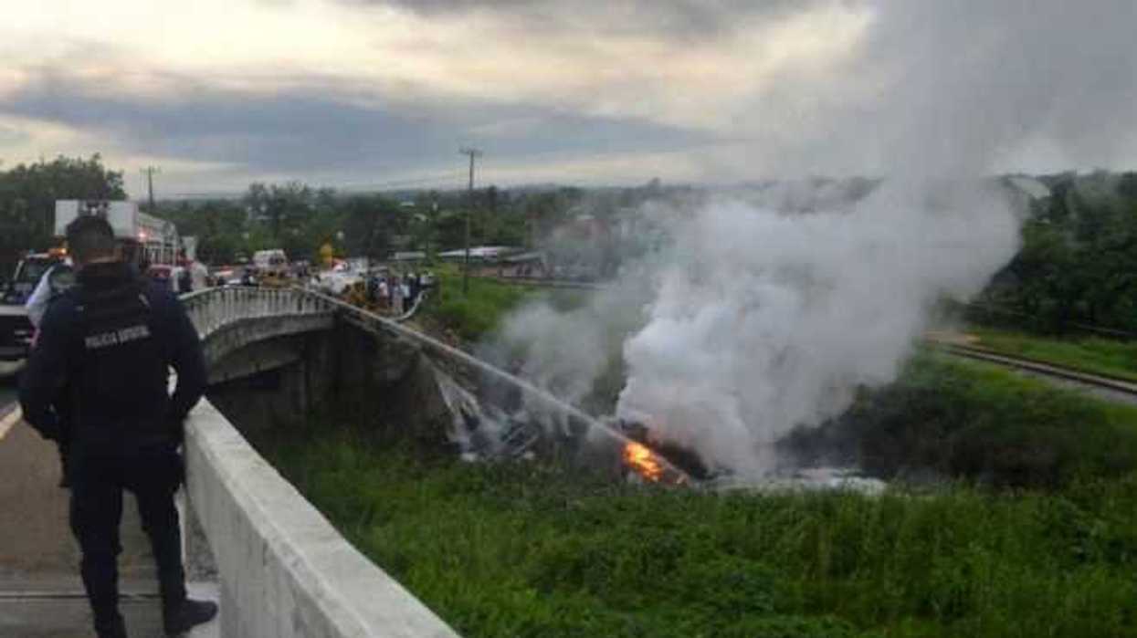 explota-pipa-con-diesel-al-caer-de-puente-en-coatzacoalcos