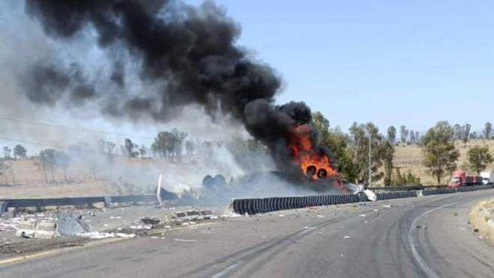 Explotó tráiler con aerosoles y dejó cuatro heridos graves en la carretera a Toluca.