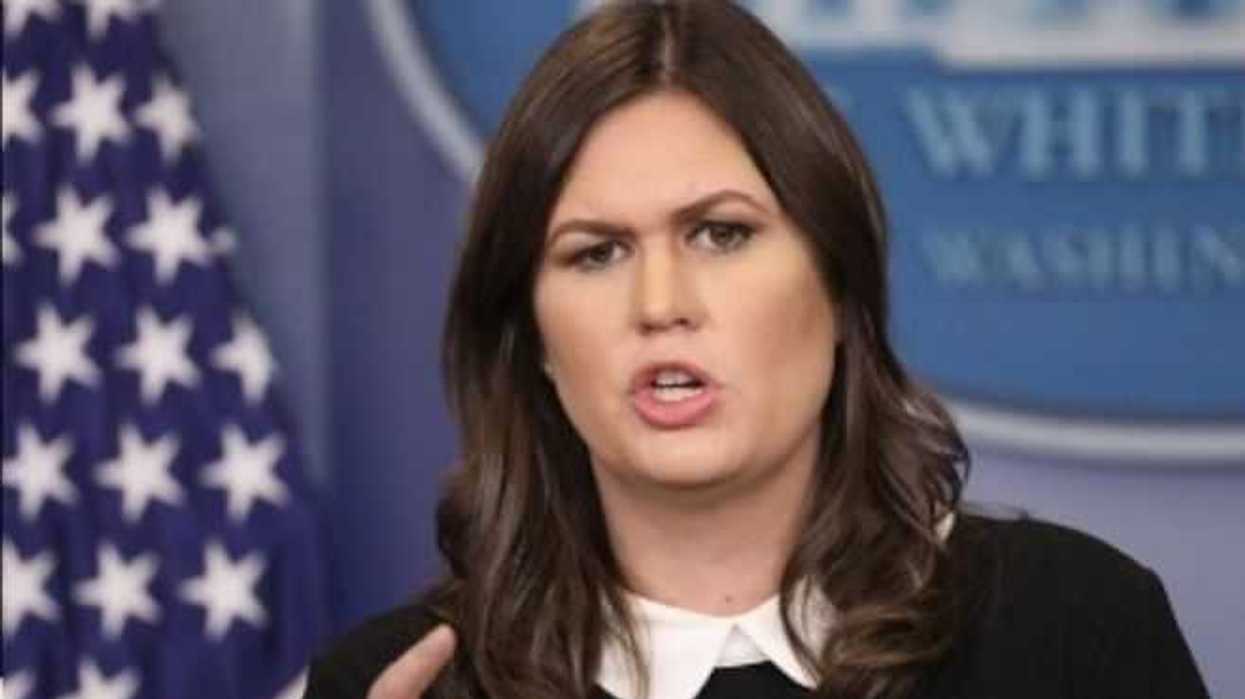 expulsan-a-secretaria-de-prensa-de-la-casa-blanca-de-restaurante