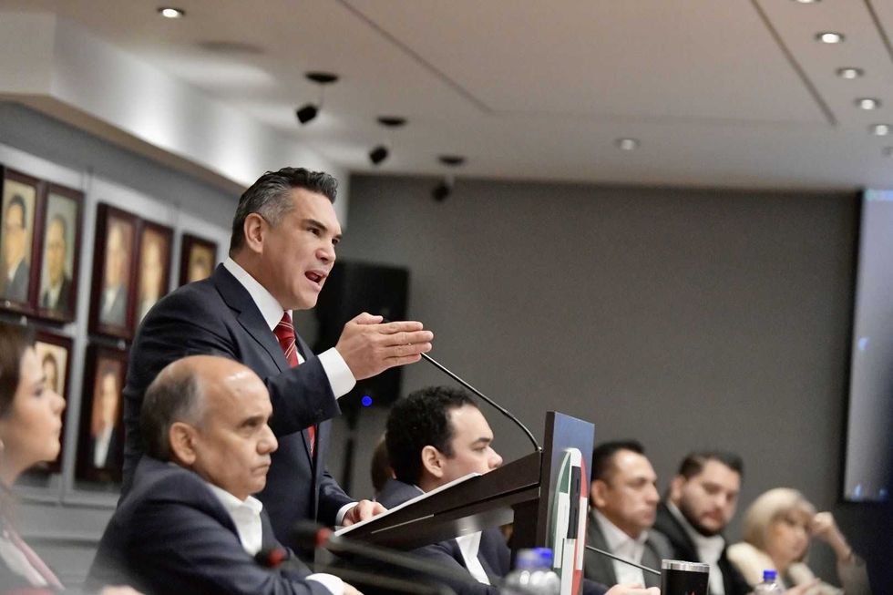 Expulsan del PRI a senadores y exgobernadores.