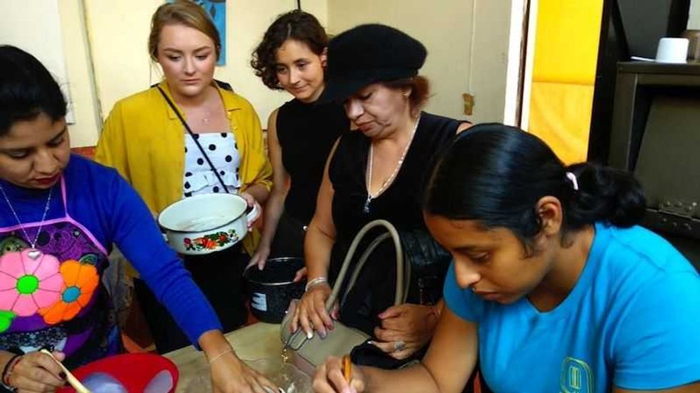 extranjeras aprenden a cocinar pan de muerto en san juan del rio 2