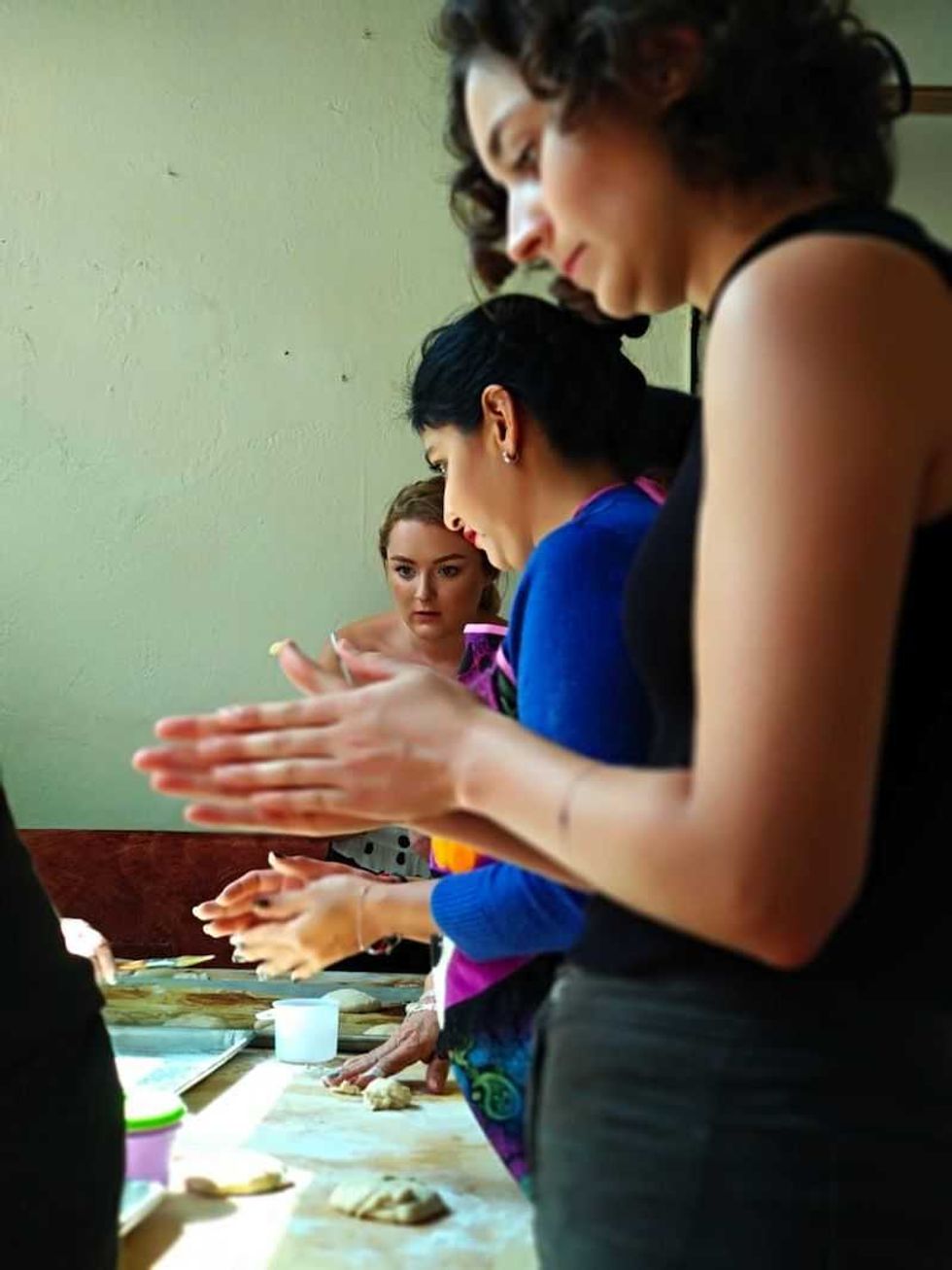 extranjeras aprenden a cocinar pan de muerto en san juan del rio 3