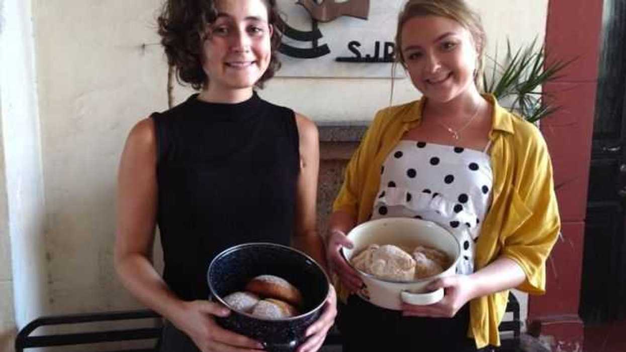 extranjeras-aprenden-a-cocinar-pan-de-muerto-en-san-juan-del-rio-6