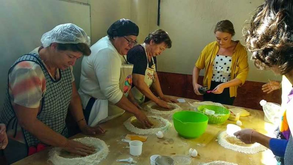 extranjeras aprenden a cocinar pan de muerto en san juan del rio 66