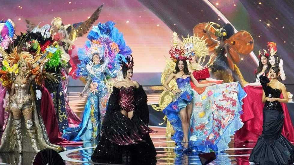 F\u00e1tima Bosch, dise\u00f1adora de Tabasco, alza la corona de Miss Universe 2025 tras su coronaci\u00f3n en Bangkok, Tailandia, convirti\u00e9ndose en la cuarta mexicana en obtener el t\u00edtulo. AP.
