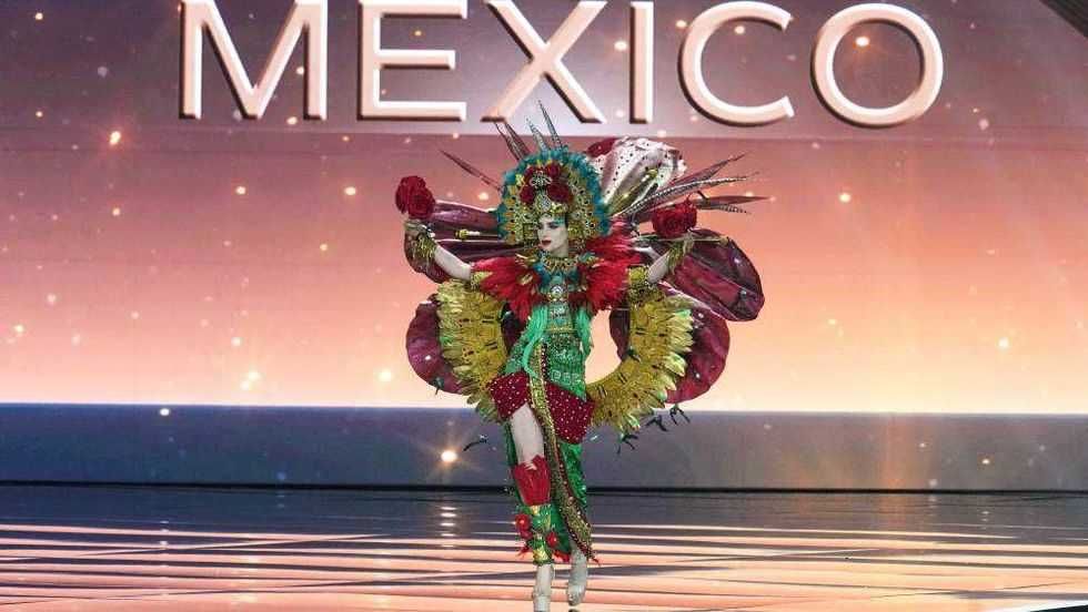 F\u00e1tima Bosch, dise\u00f1adora de Tabasco, alza la corona de Miss Universe 2025 tras su coronaci\u00f3n en Bangkok, Tailandia, convirti\u00e9ndose en la cuarta mexicana en obtener el t\u00edtulo. AP.