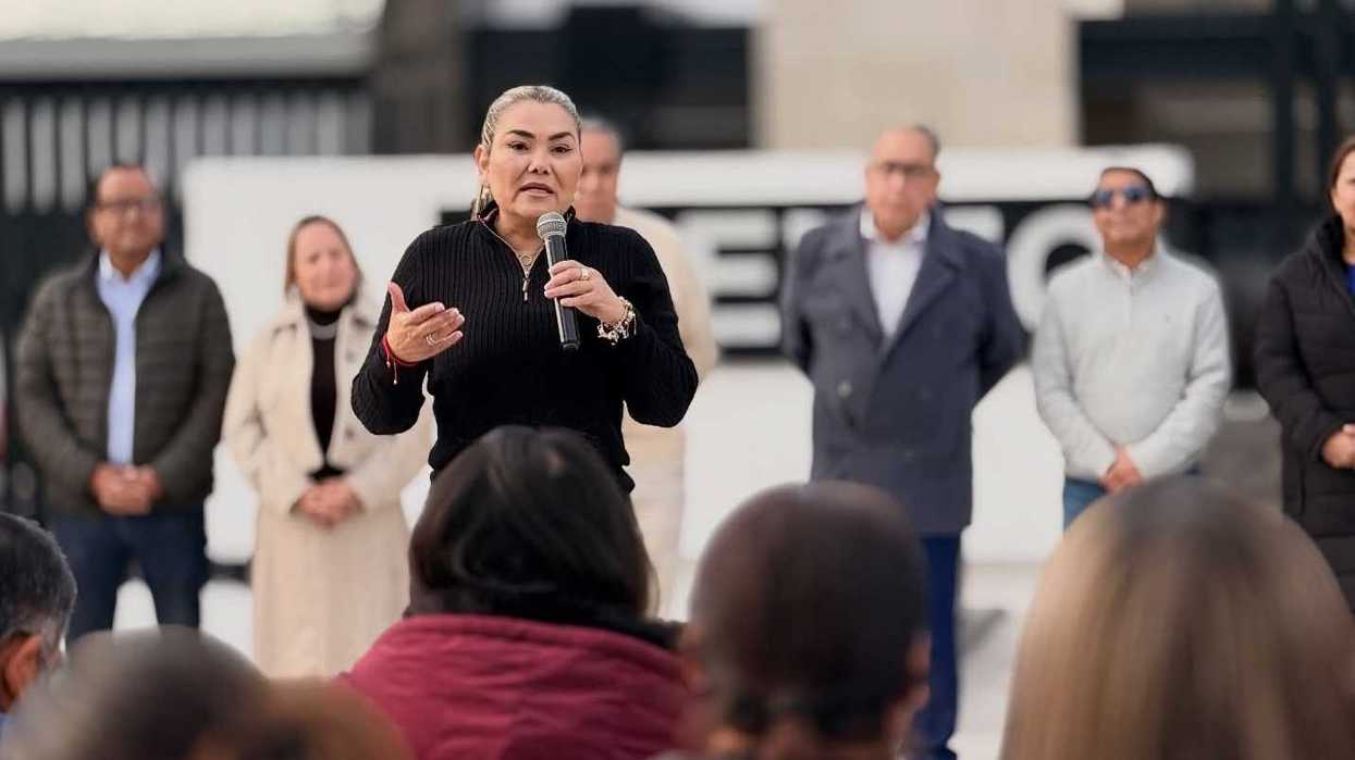 Fachada de escuela primaria en Querétaro donde se realiza limpieza profunda tras reporte de posible plaga de chinches