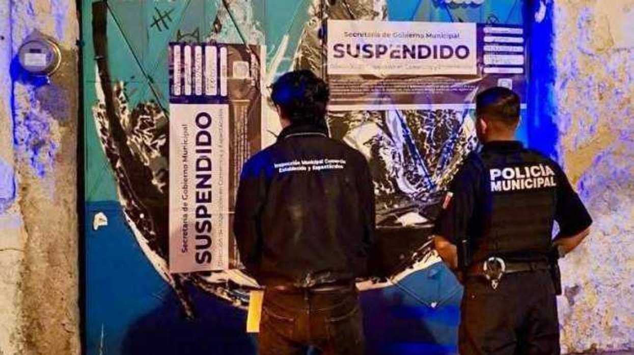 Fachada de establecimiento clausurado con sello oficial, operativo de inspección municipal o imagen de autoridades municipales en conferencia de prensa.