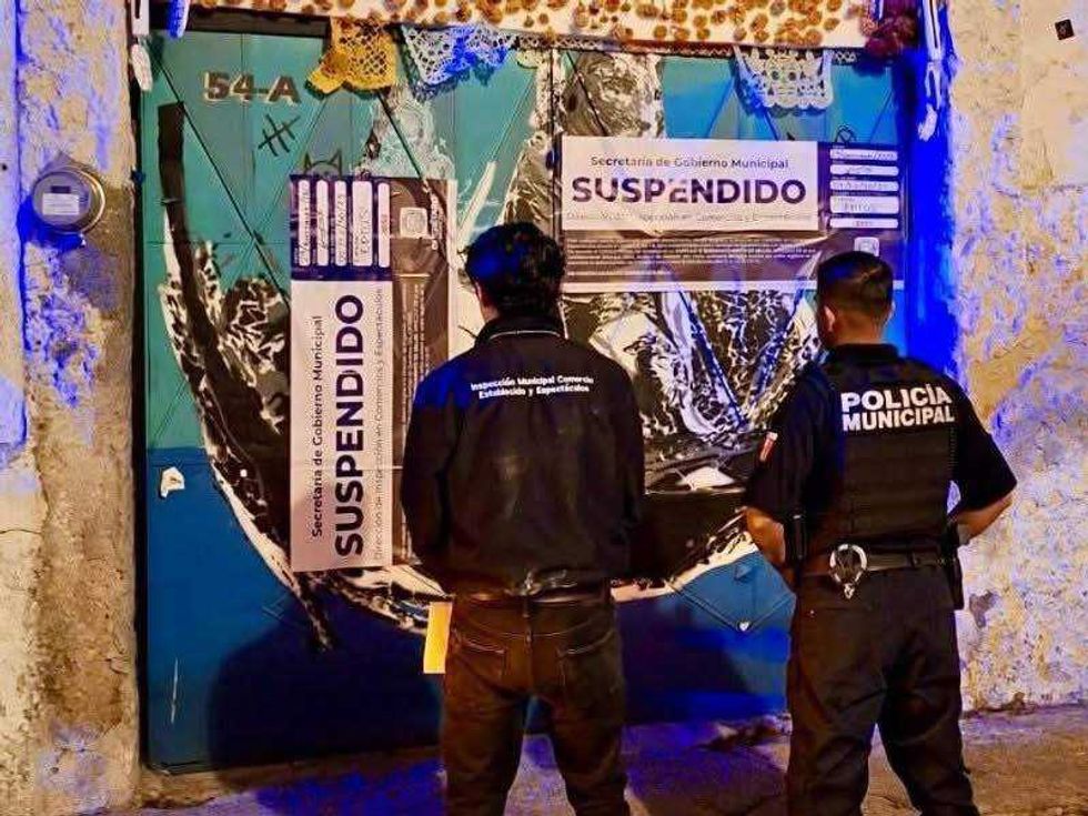 Fachada de establecimiento clausurado con sello oficial, operativo de inspección municipal o imagen de autoridades municipales en conferencia de prensa.